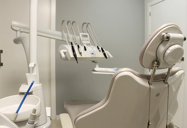 רשלנות ברפואת שיניים – פגיעה בעין בהשתלת שתלים זיגומטיים