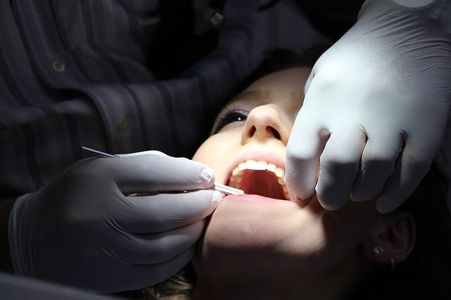 רופא שיניים יפצה מטופלת שהתלוננה על טיפול רשלני